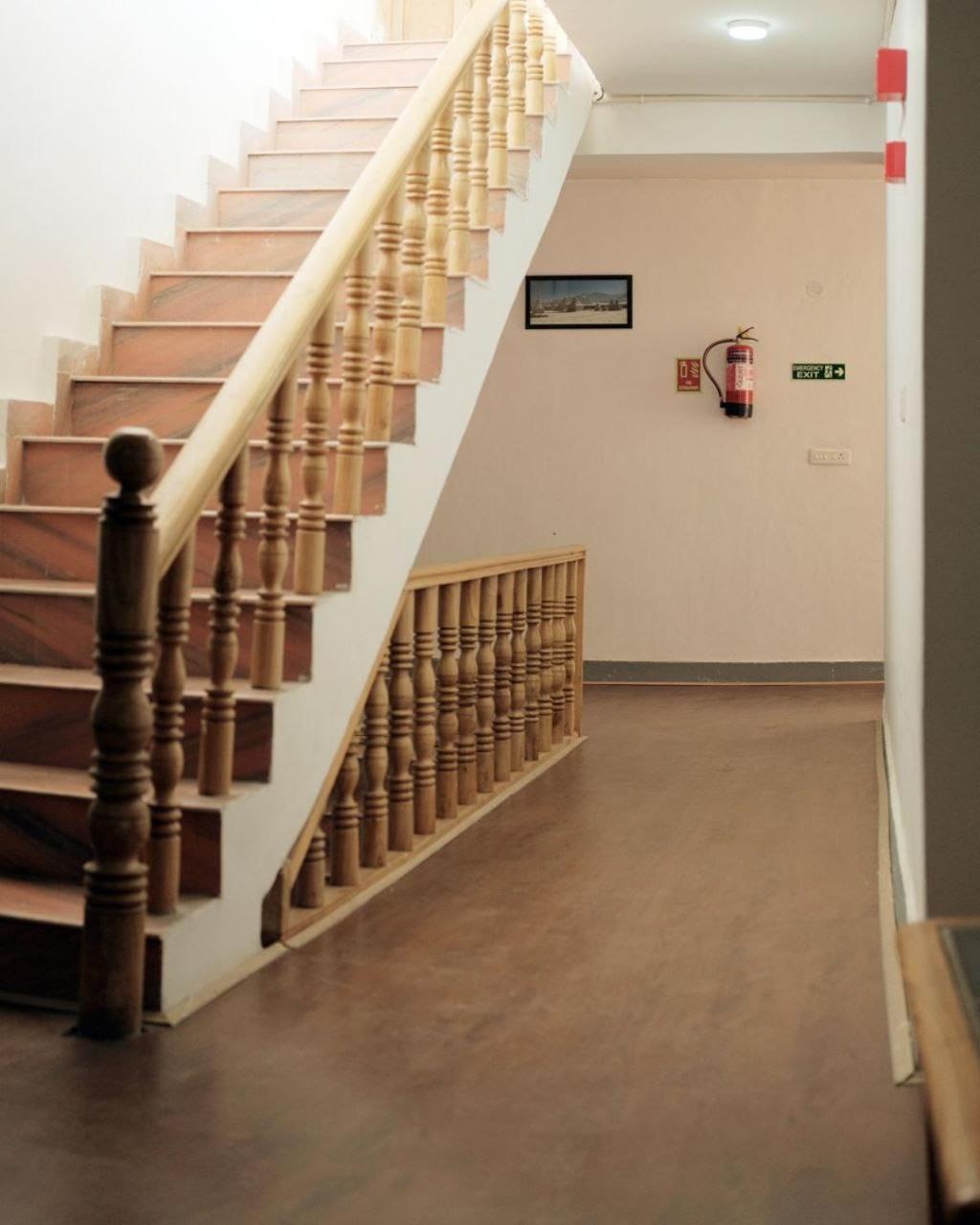 Hotel Lonchay Residency レー エクステリア 写真